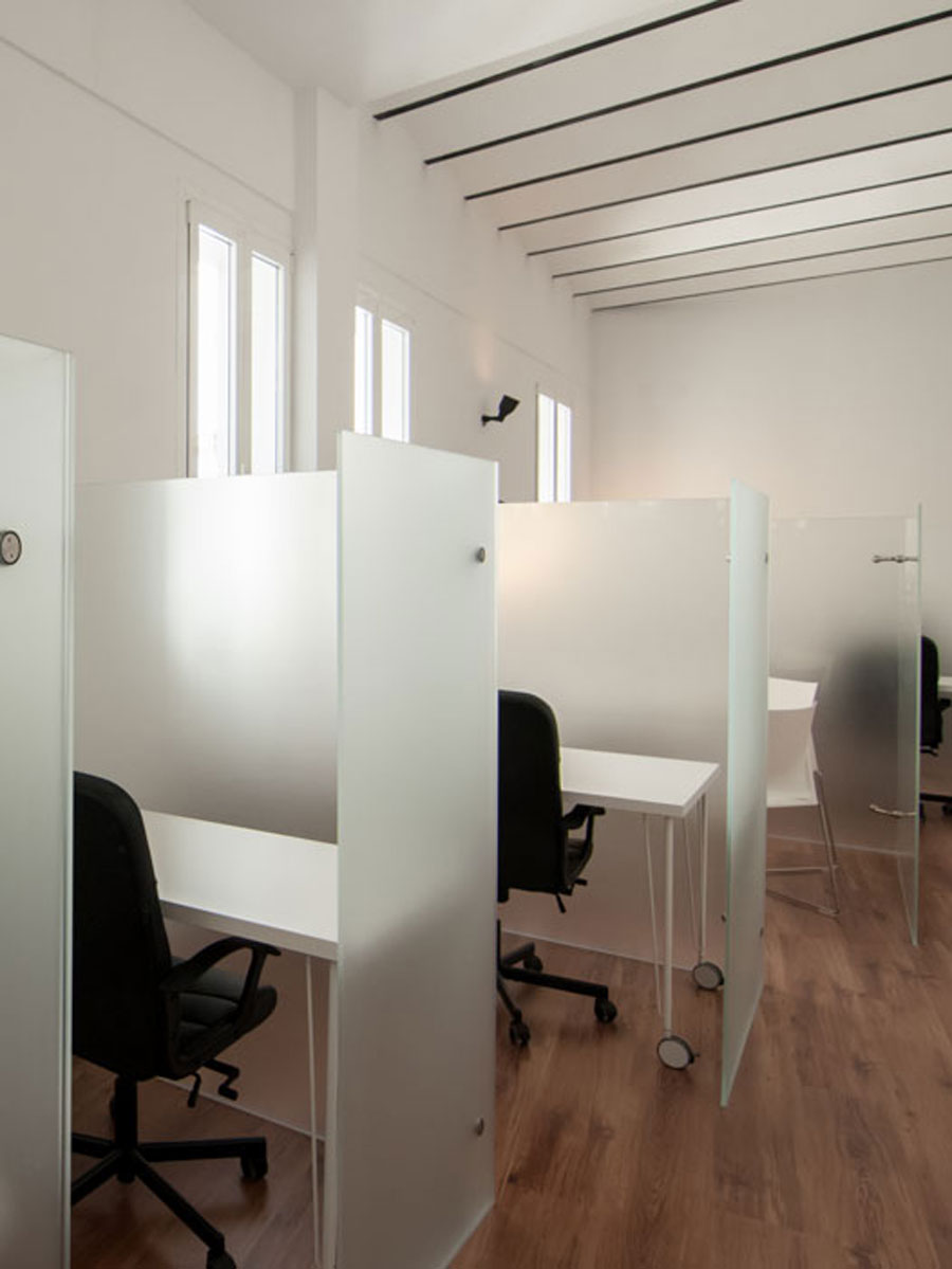 Puesto individual con mampara en el coworking